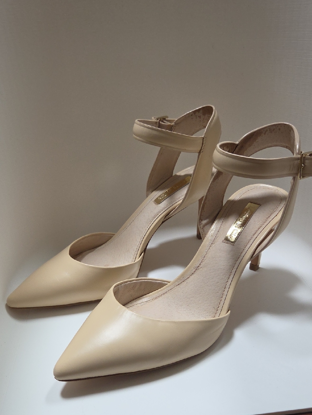 Louise et Cie Beige Pointed-Toe Ankle-Strap Heels Size- 6.5